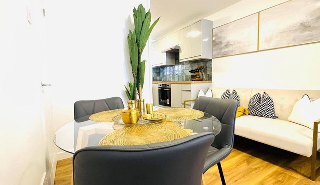 Elizabeth Line - Parking - Wifi - Sleeps 4