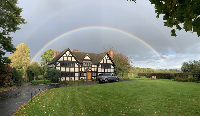 Elizabethan timber-framed manor with 6 bedrooms