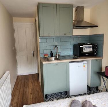 Ensuite Studio Flat Crawley-Gatwick