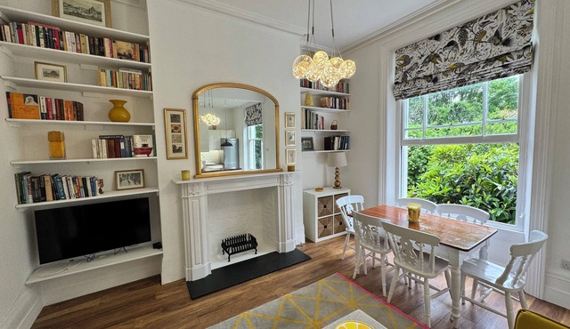 Exceptionally large period conversion flat, Hither Green, sleep 6, pet-friendly