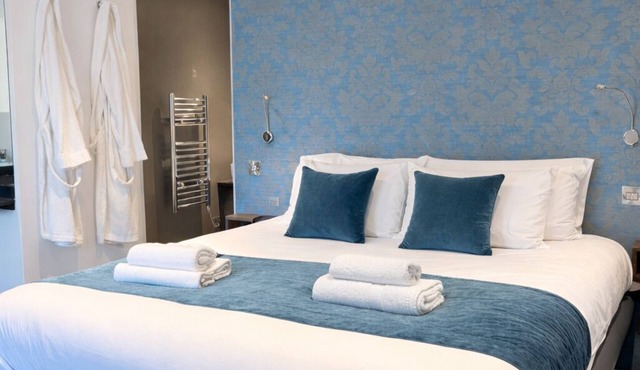 Executive 4BR 4 Bath Lodge in Country Park | Private Parking | Sleeps 10