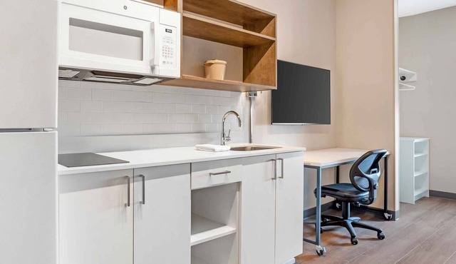 Experience Modern Comfort Near Sarasota's Attractions in Bradenton