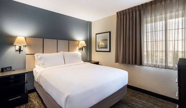 Experience Spacious Suites & Modern Amenities in Warren! Kitchen Available! in Warren
