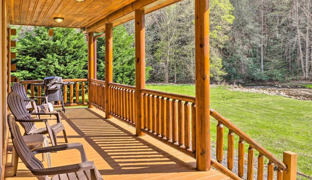 Explore a peaceful getaway destination with this idyllic cabin in Marshall. in Marshall