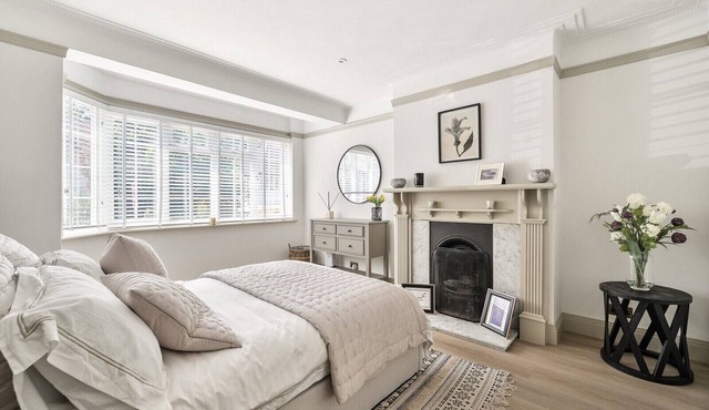 Fabulous 2 Bed Maisonette with private garden Weybridge High Street 5 min walk