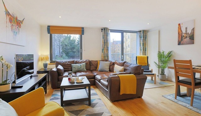 Fabulous 3 bedroom property in city centre location. Sleeps 5.