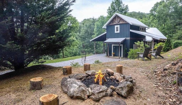 Fabulous escape with firepit, stylish interior & central AC - near hiking