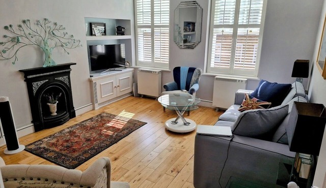 Fabulous one double bedroom flat in garden setting by the river in Battersea