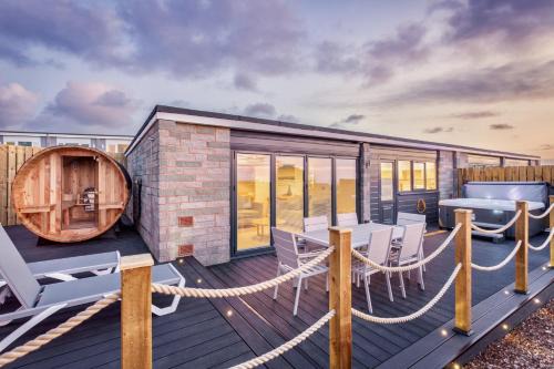 Family Haven with Hot Tub - Private Sauna Option Available