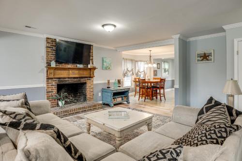 Family & Pet Friendly! Home 6 Mi to Surfside Beach