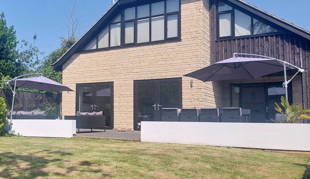 Fantastic, sociable home in the beautiful village of Brighstone, with hot tub.