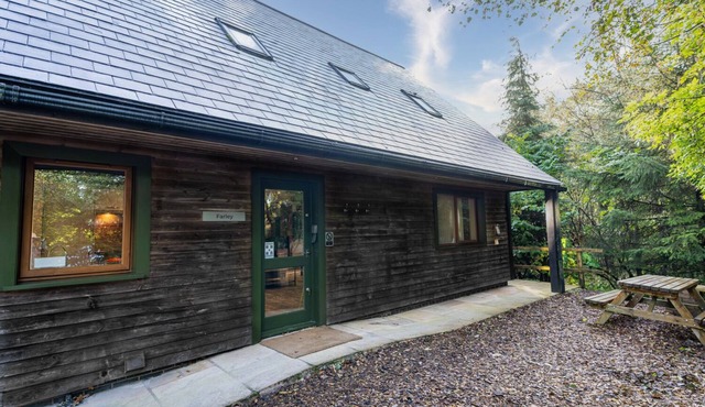 Farley; woodland lodge for 8 with hot tub, log burner, BBQ, near Alton Towers.