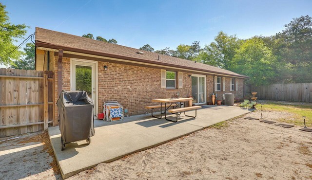 Fenced Yard! Family Getaway 6 Mi to Carolina Beach