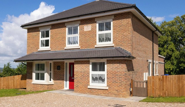 Field View 5-Bed House - free parking