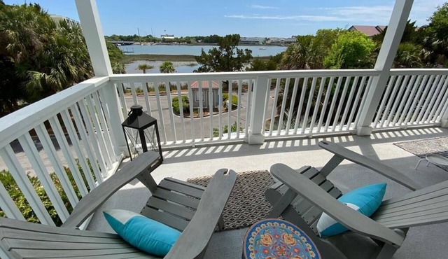 Fin & Tonic! Luxurious River View Home with Rooftop Deck
