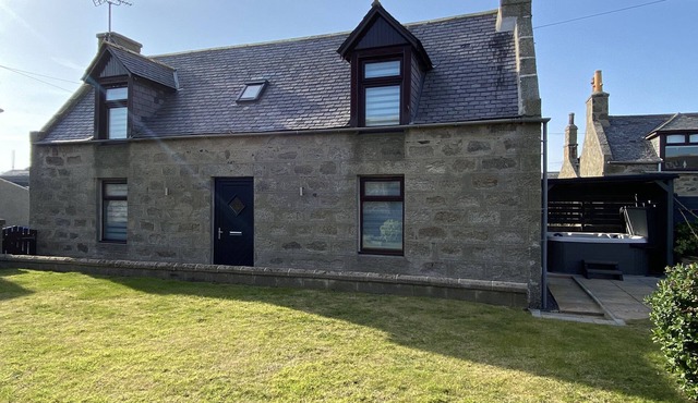 FISHERMAN'S COTTAGE, family friendly, with hot tub in Fraserburgh