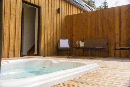 Forest Corner Luxury Apartment with Hot Tub