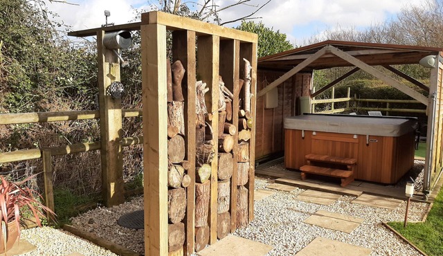 Found at the foot of Roundway Hill with it's own secluded garden. Pet friendly.