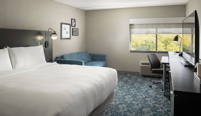 Four Points by Sheraton Milwaukee North Shore in Milwaukee