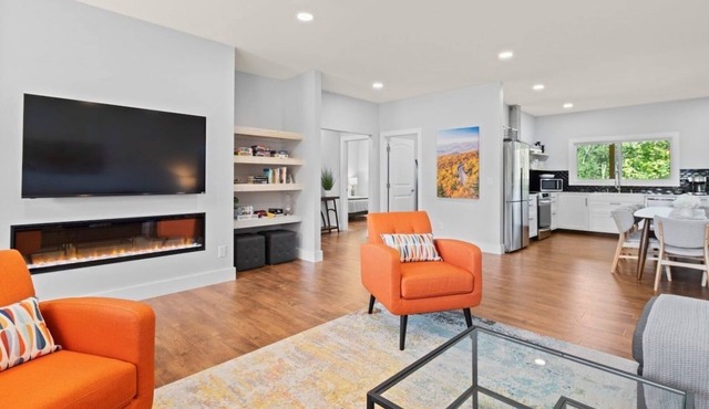 Fox Den | 4 Suite Retreat + EV | 10 Mins to AVL