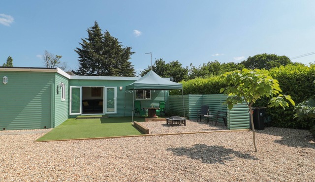 FOXES DEN, romantic, country holiday cottage in Bournemouth