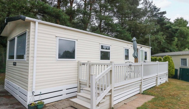FOXGLOVE 4, pet friendly, with a garden in Ferndown