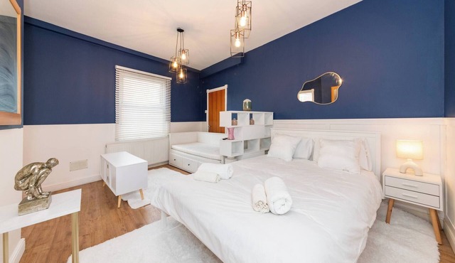 Free Parking Sleeps 2 Central Location