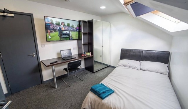 Fully Serviced studio available close to the city