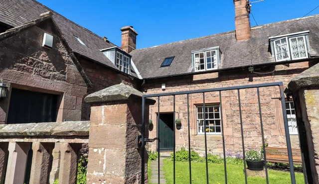GAMEKEEPERS COTTAGE, pet friendly, with open fire in Chatton