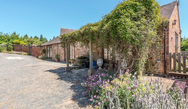 GARDEN BARN, pet friendly, character holiday cottage in Billingsley