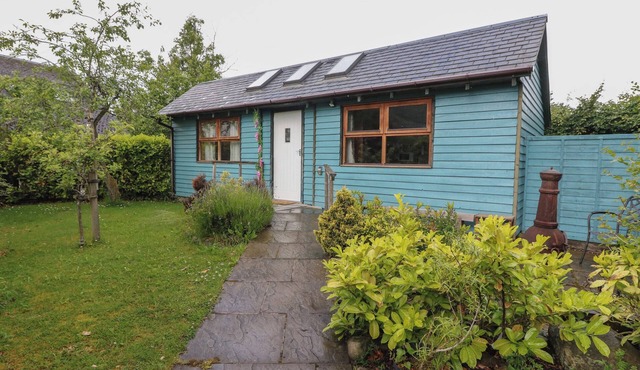 GARDEN LODGE, romantic, with a garden in Bridge Of Tilt