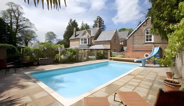 Garth Lodge with Swimming Pool, Gym and Tennis Court!