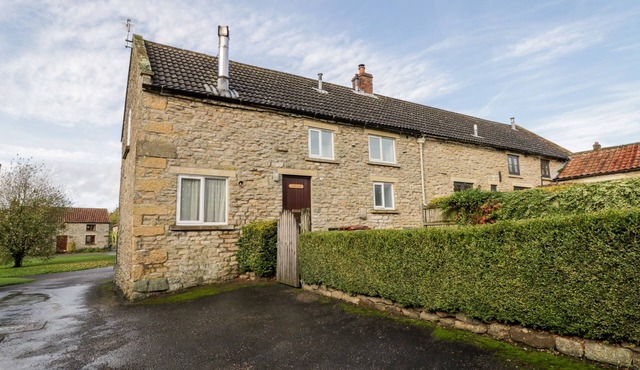 GATESIDE, character holiday cottage, with open fire in Pickering