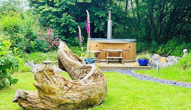 Ger y Nant: Peaceful Countryside Hot Tub Retreat