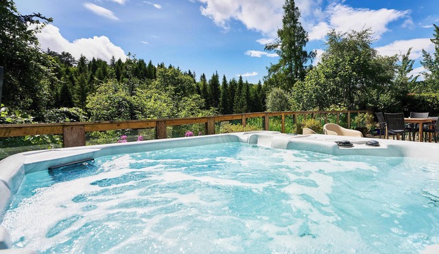 Glenardle Lodge - Riverside Highland Lodge w/Hot Tub & Forest Views