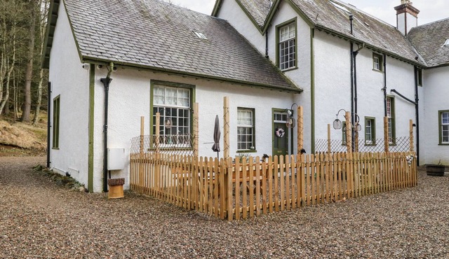 GLENDOLL COTTAGE, pet friendly, with open fire in Kirriemuir