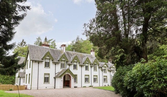 GLENDOLL LODGE, pet friendly, luxury holiday cottage in Kirriemuir