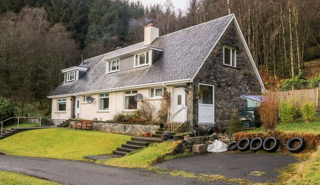 GLENFINGLAS DAM COTTAGE, pet friendly, with open fire in Callander