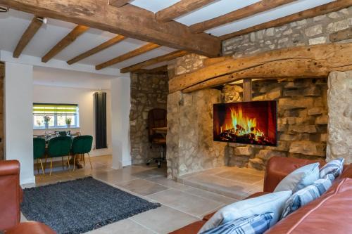 Gloucester-Beautiful 4 Bedroom Cottage-Sleeps 8-Free Parking-Fast Wi-Fi-Work or Leisure