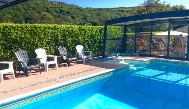 Going Going ! 4 Min walk to Beach, Pubs, Restaurants, Shops, Heated Pool, Hottub, Games room, 1 acre Garden, BBQ's, Private Parking, WIFI, Basesets acre, Other dates also !