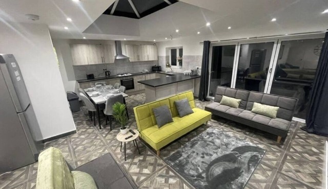 Good Priced 6 Bedroom Home With Free Parking Family Holiday - Windsor