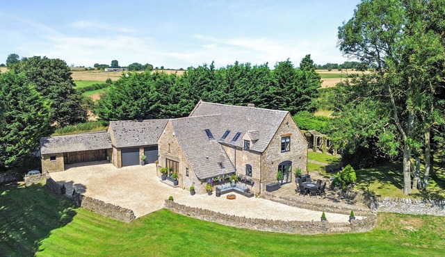 Gorgeous 18th Century Barn Conversion - Cotswolds