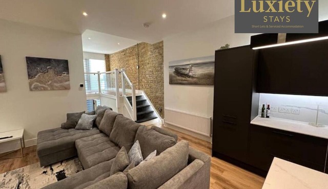 Gorgeous 2BR Flat - Hamlet Court Shops Walk