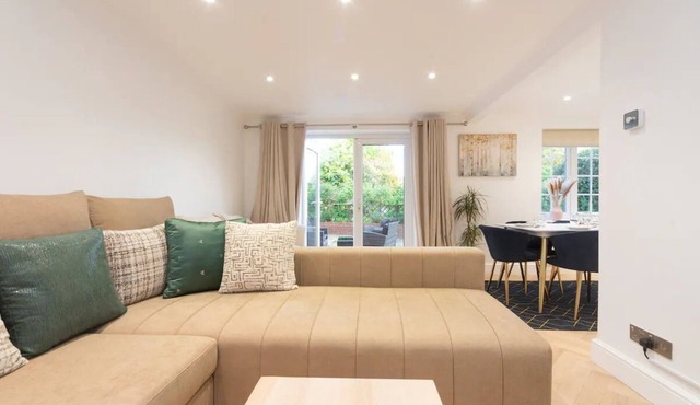 Gorgeous 4 BR House Near Station, mins to London - Pass the Keys