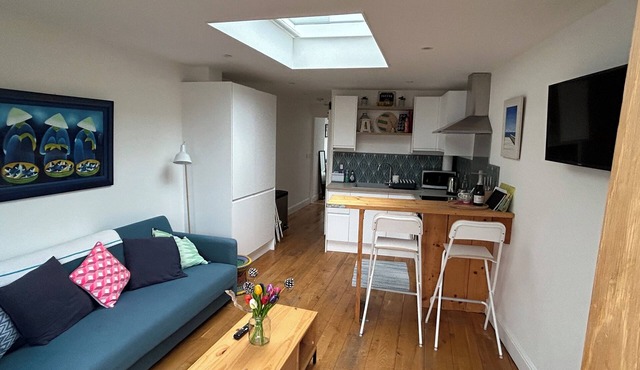 Gorgeous light annex 1 minute from the beach, v near Goodwood. Come to the sea.