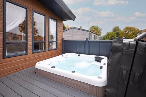 Grace Louise Retreat with Hot Tub
