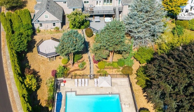Grand 7BD Estate with Pool, Hot Tub, Sauna, Gym & Billiard in Gresham