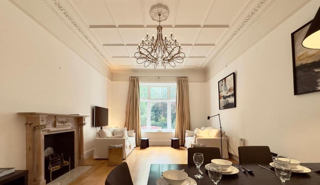 Grand South Ken Sanctuary with Fire Place & SuperKing Beds