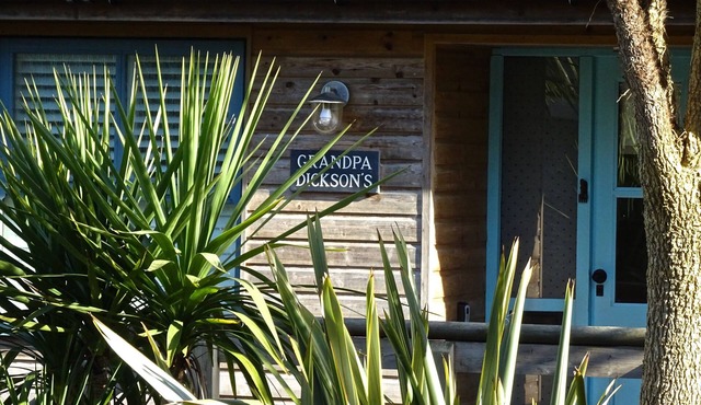 GRANDPA DICKSON'S, pet friendly, with a garden in Little Petherick