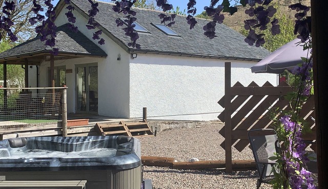 GRANT COTTAGE, pet friendly, character holiday cottage in Strontian